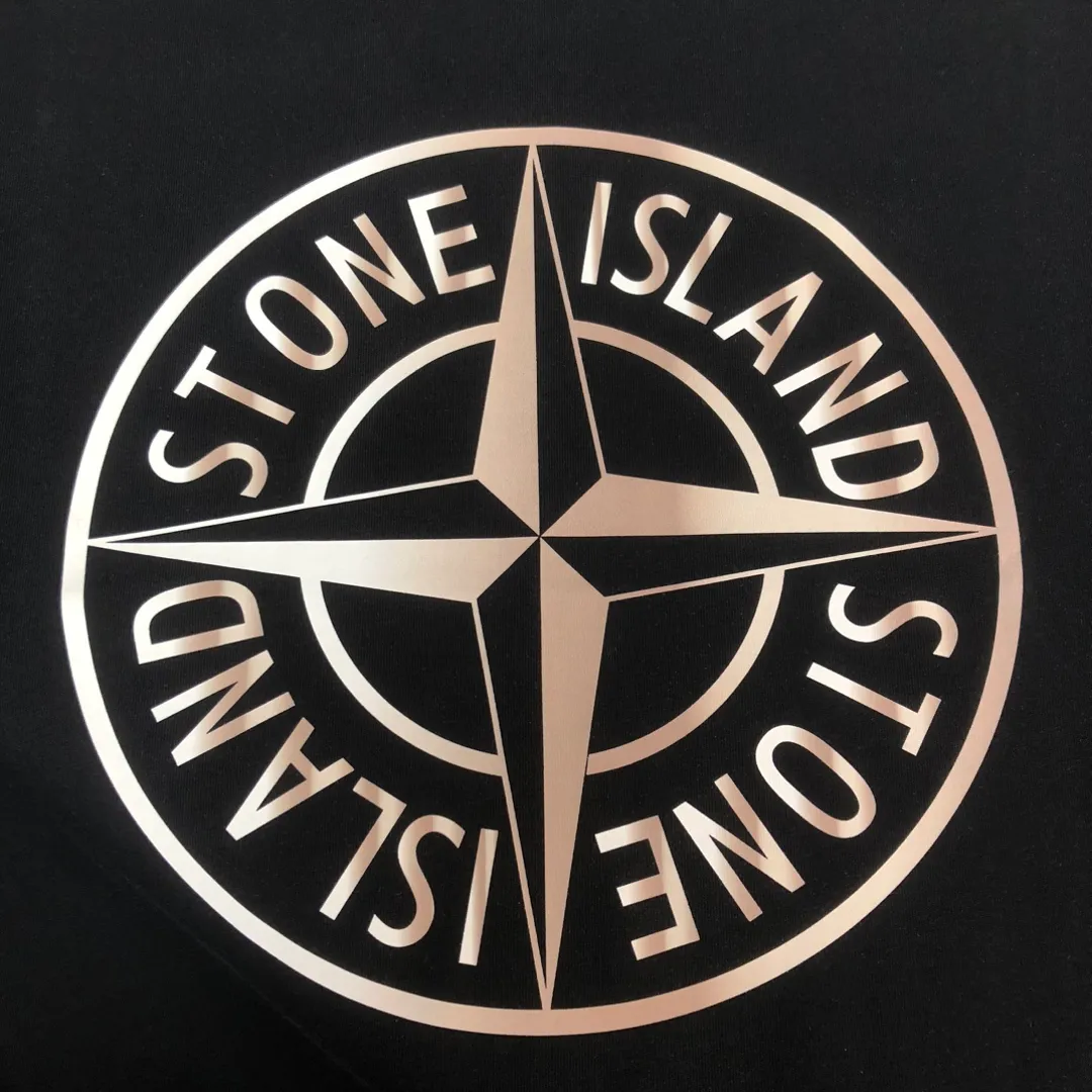 P180 Stone Island 2025 latest T-shirt, couple style ~ Original order, fashionable and casual short T-shirt, specially made of customized cotton fabric ~ Cotton T-shirt ~ Pre-washed to prevent deformation and shrinkage problem, more comfortable and breathable on the body ~ All available from stock ~ Unique design style, trendy must-have item, complete with three standards 👍 Color: black/white Size: S M L XL (larger version, please indicate your height and weight when placing an order)
